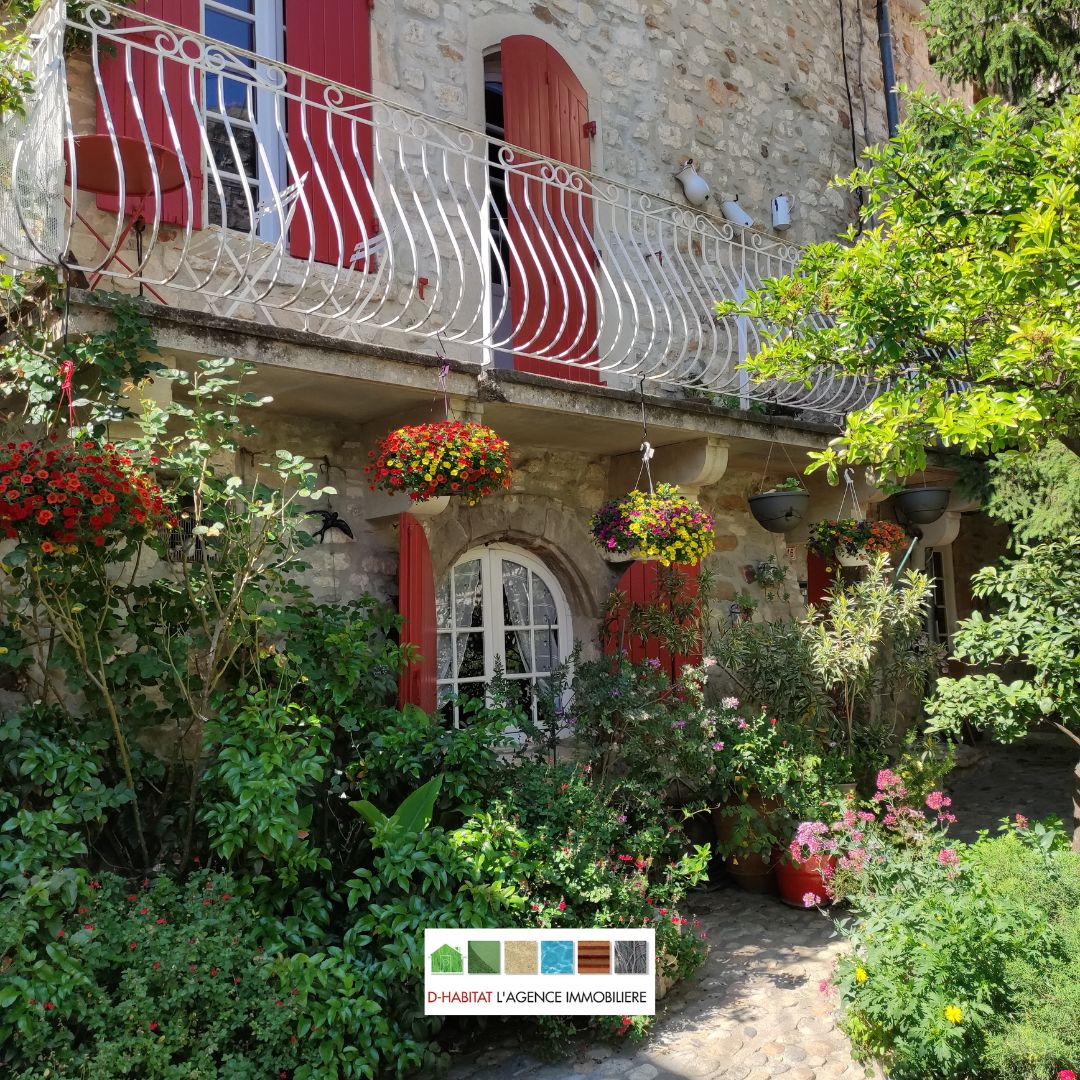 Destination Gard, explorons l'histoire fascinante d'Aiguèze et découvrirons les sites incontournables de ce village enchanteur.