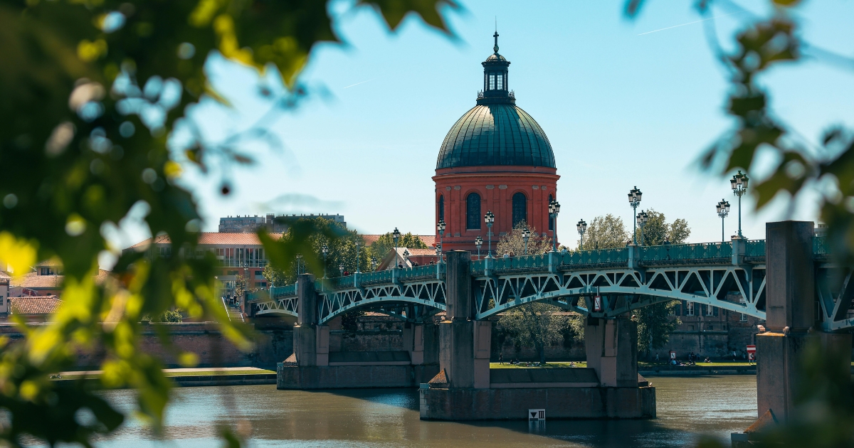 Découvrez tout ce qu’il faut savoir pour vivre à Toulouse : prix immobilier, quartiers, nature et loisirs, banlieues attractives et opportunités locales. Votre guide pour choisir votre futur chez-vous en Ville Rose.